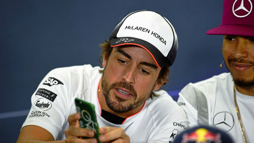 Alonso se hace un selfie con Hamilton en la rueda de prensa previa al...