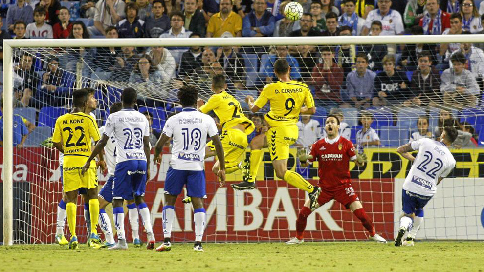 Zaragoza y Oviedo, en mayo, disputando un partido liguero.