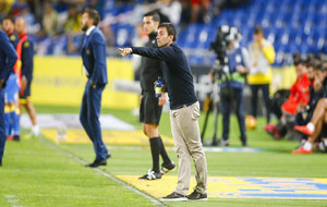 Garitano da instrucciones a los suyos en el Estadio Gran Canaria.