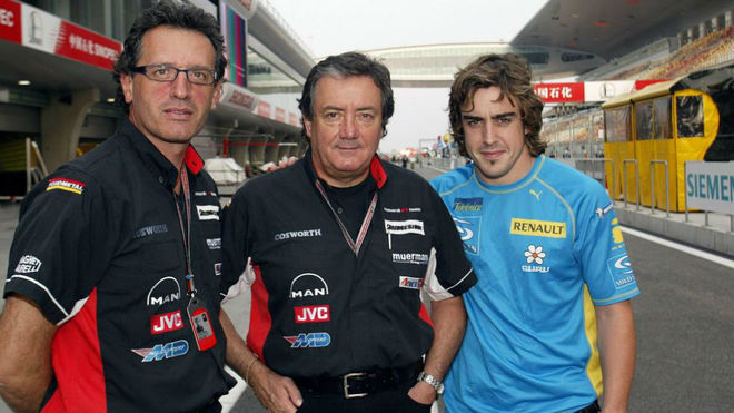 Alonso, con Giancarlo Minardi (c) y Gabriele Tredozzi, ex director...