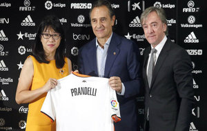 La presidenta del Valencia, Layhoon; el entrenador, Cesare Prandelli;...