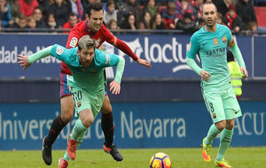 Miguel Flao intenta robarle el baln a Leo Messi durante el...