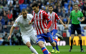 Sergio lvarez controla un esfrico ante la presin de Benzema