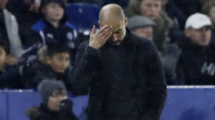 Pep Guardiola se lamenta durante el Leicester-Manchester City.