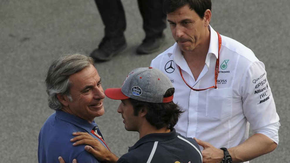 Carlos Sainz (padre e hijo) hablan con Toto Wolff, en un GP de esta temporada.