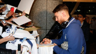 Sergio Ramos firma autgrafos a la llegada del Madrid a Yokohama