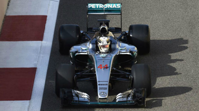 Hamilton pilota su Mercedes durante el GP de Abu Dabi.