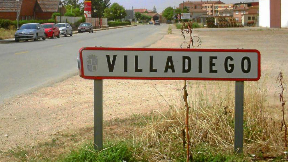 Cartel de entrada en el pueblo de Villadiego.