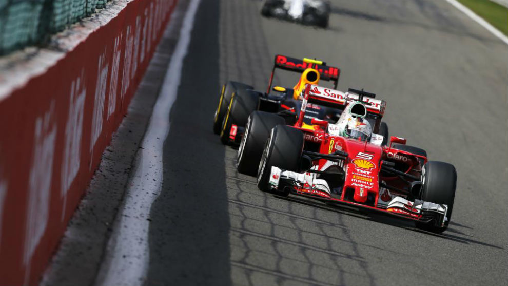 Max Verstappen tratando de adelantar a Sebastian Vettel en Blgica