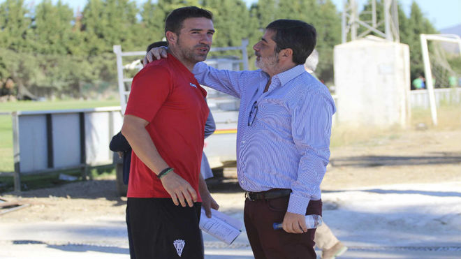 Luis Miguel Carrin, entrenador de los franjiverdes, con Carlos...
