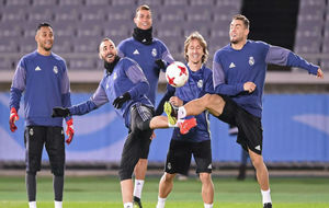 Todos riendo. Benzema, Modric y Kovacic pelean por un baln en la...
