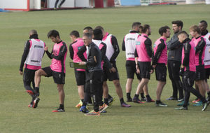 Jugadores del Granada durante un entrenamiento.