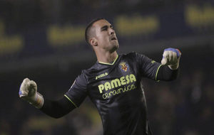 Asenjo celebra un tanto del Villarreal durante el partido frente al...