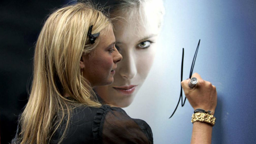 Sharapova firma en un cartel