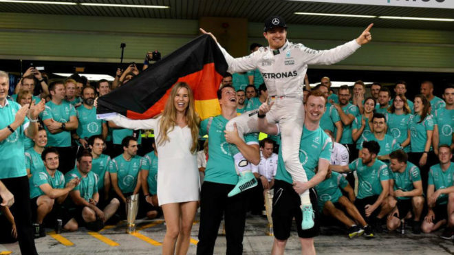 Rosberg y su mujer celebran el ttulo en Abu Dabi con todo el equipo...