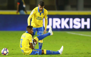 Boateng se duele en el suelo en el partido ante el Espanyol