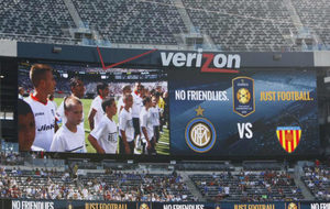 El videomarcador de un partido amistoso entre el Valencia y el Inter...
