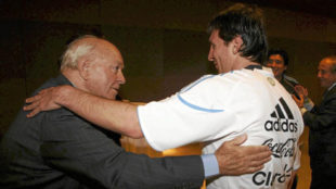 Di Stfano y Messi se saludan en un acto de MARCA celebrado en 2009