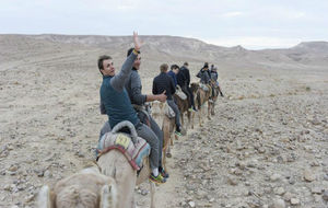 Los miembros del Cycling Academy durante su paseo en camello por el...