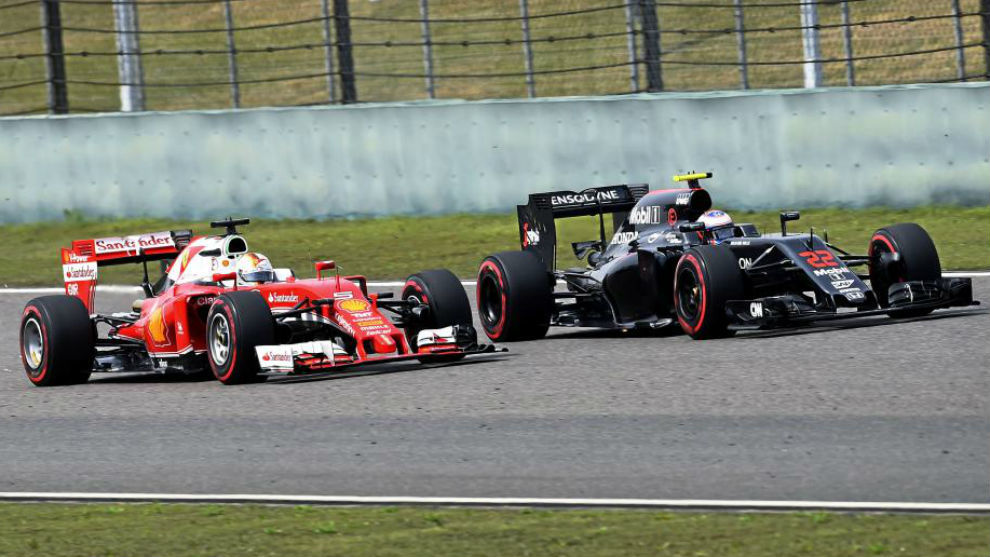 Sebastian Vettel y Fernando Alonso, durante un GP de este ao.