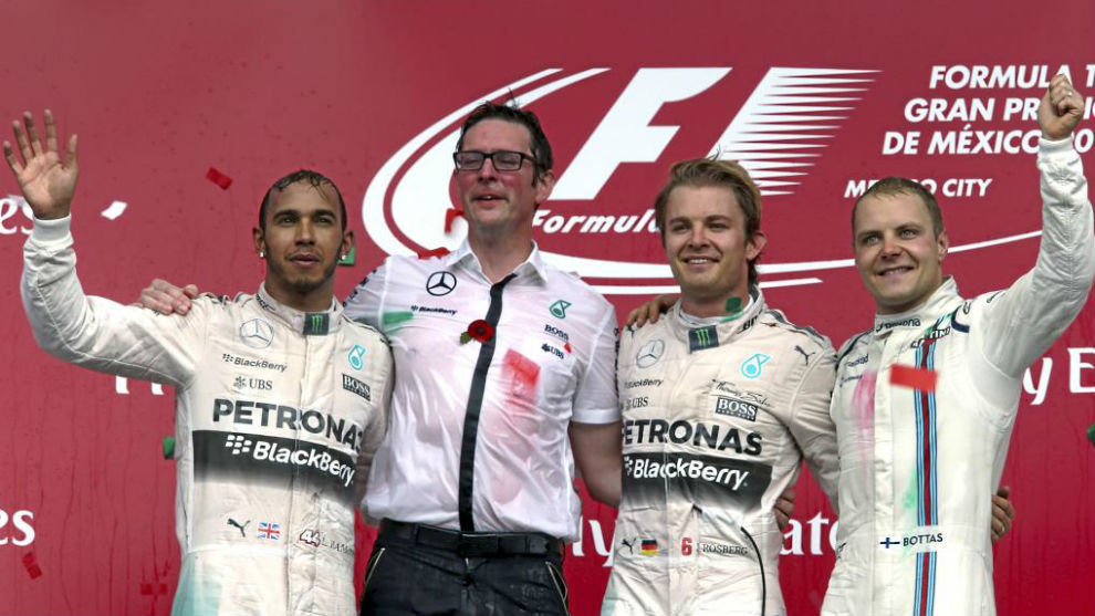 Los pilotos de Mercedes con Bottas en el podio del GP de México 2015.