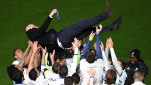 Zidane, manteado por sus jugadores tras la final
