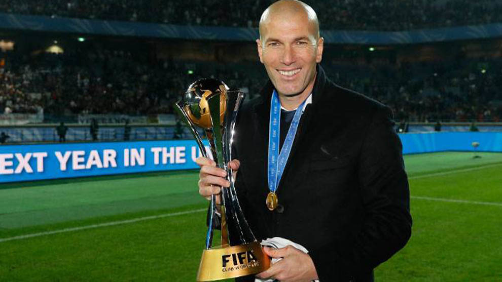 Zidane posa con el trofeo de campen del mundo