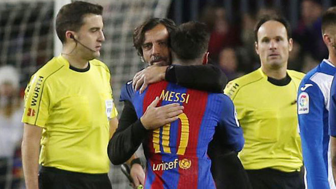Quique Sánchez Flores se abraza con Messi tras el Barcelona-Espanyol.