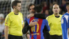 Quique Snchez Flores se abraza con Messi tras el Barcelona-Espanyol.