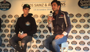 lex Rins y  Carlos Sainz, durante el evento de Estrella Galicia en...