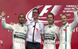 Los pilotos de Mercedes con Bottas en el podio del GP de Mxico 2015.