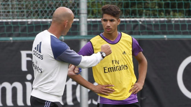 El joven recibiendo indicaciones de Zidane.