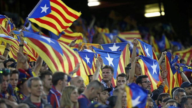 Exhibicin de esteladas durante un partido del Barcelona.