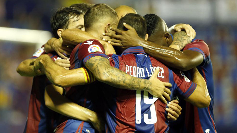 Los jugadores del Levante celebran un gol anotado en el presente curso