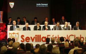Los miembros del Consejo del Sevilla, antes de empezar la Junta.