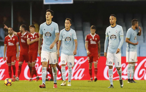 Los jugadores del Celta cabizbajos tras un gol del Sevilla