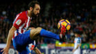 Juanfran controla la pelota en el choque liguero ante el Espanyol.
