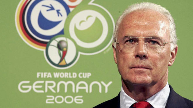 Franz Beckenbauer, junto a un cartel del Mundial 2006