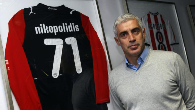 Antonis Nikopolidis, posando con una antigua camiseta para MARCA