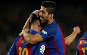 Leo Messi y Luis Surez celebran un gol anotado en la presente...