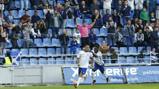 Los jugadores del Tenerife celebran un gol en el Heliodoro en la...