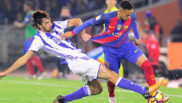 Carlos Martnez pugnando por un baln frente a Neymar.