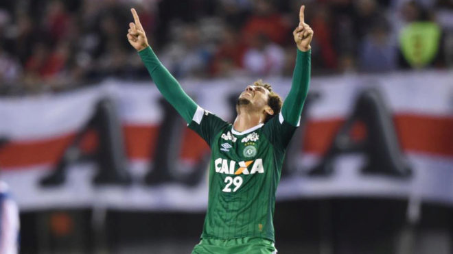 Neto celebra un gol en un partido del Chapecoense.