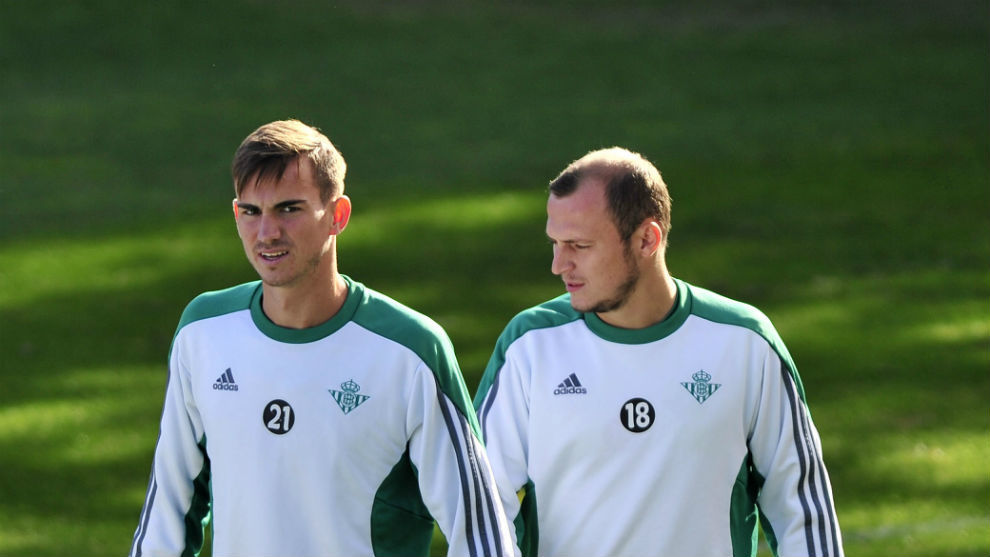 Fabin (20) y Zozulya (27), en un entrenamiento del Betis.