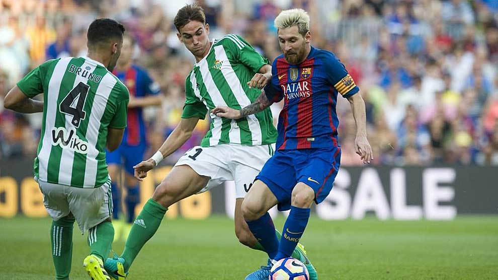 Fabin Ruiz presiona a Messi en presencia de Bruno en el partido de...