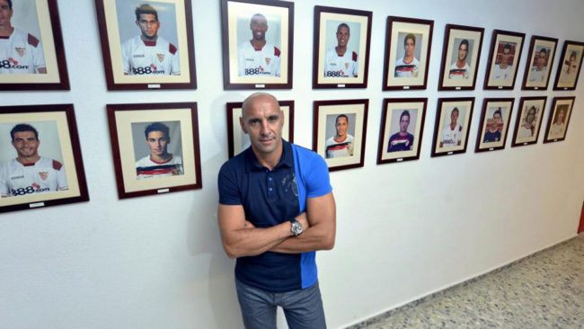 Monchi posa junto a cuadros de futbolistas destacados de la historia...