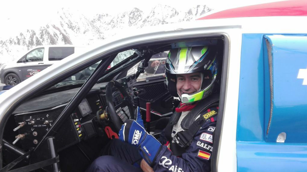 Xevi Pons, durante la puesta en escena de su Ford Ranger en Andorra.