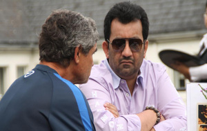 El jeque Al-Thani conversa con el entrenador Juande Ramos.