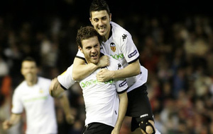 Juan Mata y David Villa celebrando un gol durante su etapa en el...
