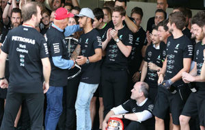 Lauda saluda a Hamilton despus del GP de Suzuka